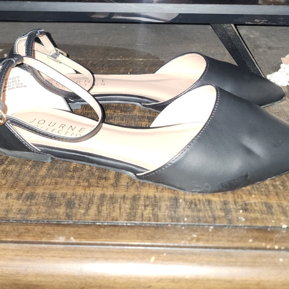 New Journee Collection black pointed toe flats - Picture 3 of 4